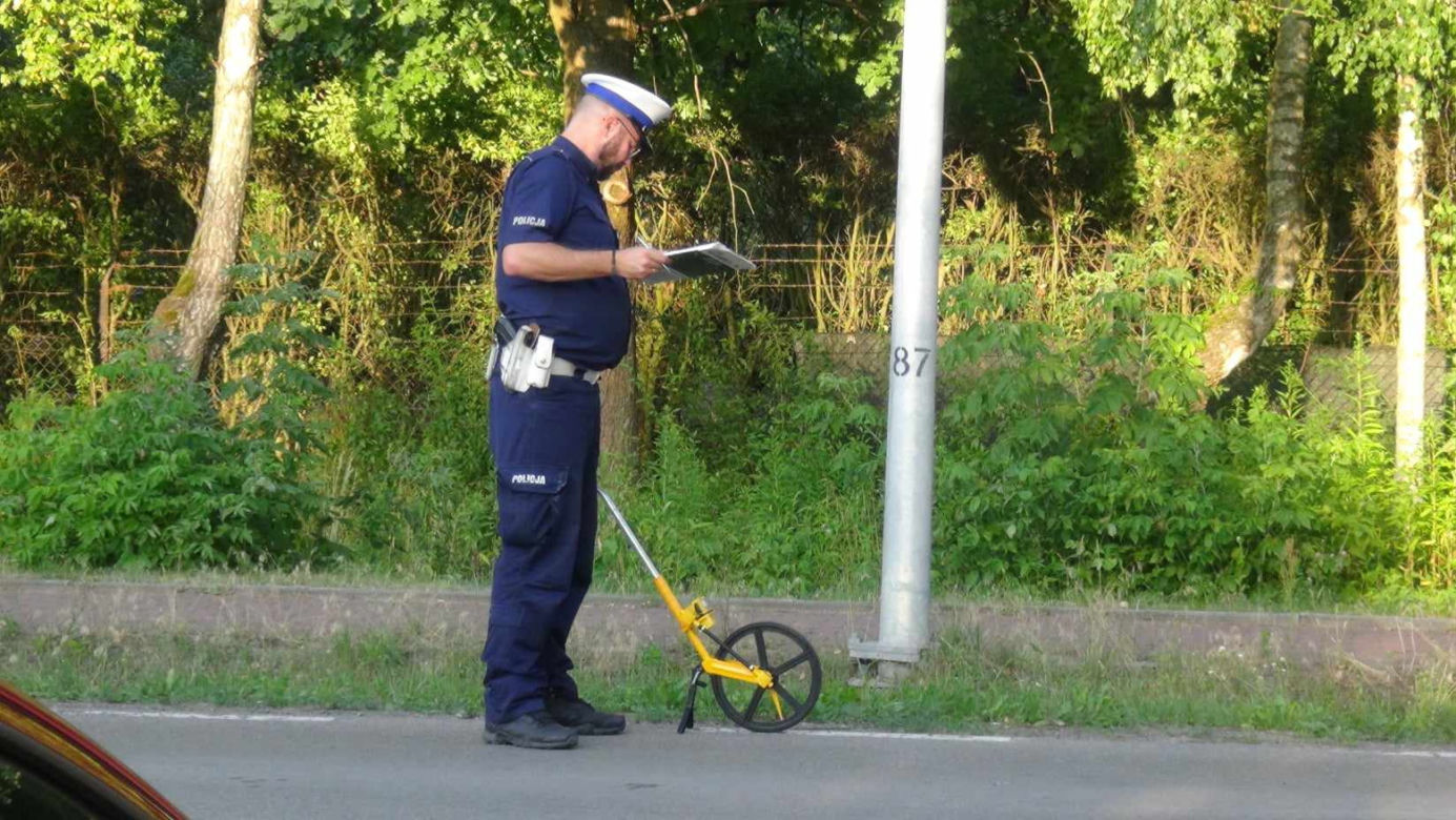 Potworna czołówka pod Legionowem. Roztrzaskane auto dachowało, są ranni