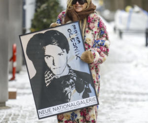 Monika Olejnik jak babooshka pod studiem TVN! Kwiaty, chusta i… plakat Warhola za fortunę