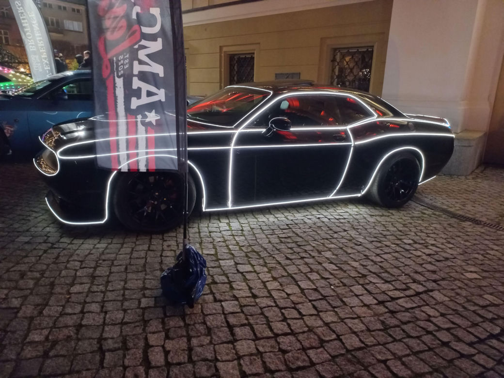 Świąteczny Zlot Amerykańskich Samochodów na Rynku w Lesznie