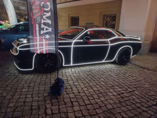 Świąteczny Zlot Amerykańskich Samochodów na Rynku w Lesznie