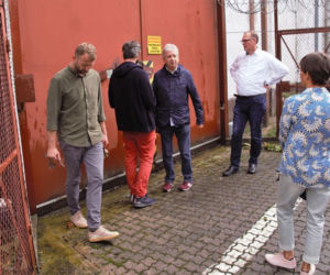 Mały Zgon. Ekipa filmowa z Juliuszem Machulskim w byłym areszcie w Bartoszycach