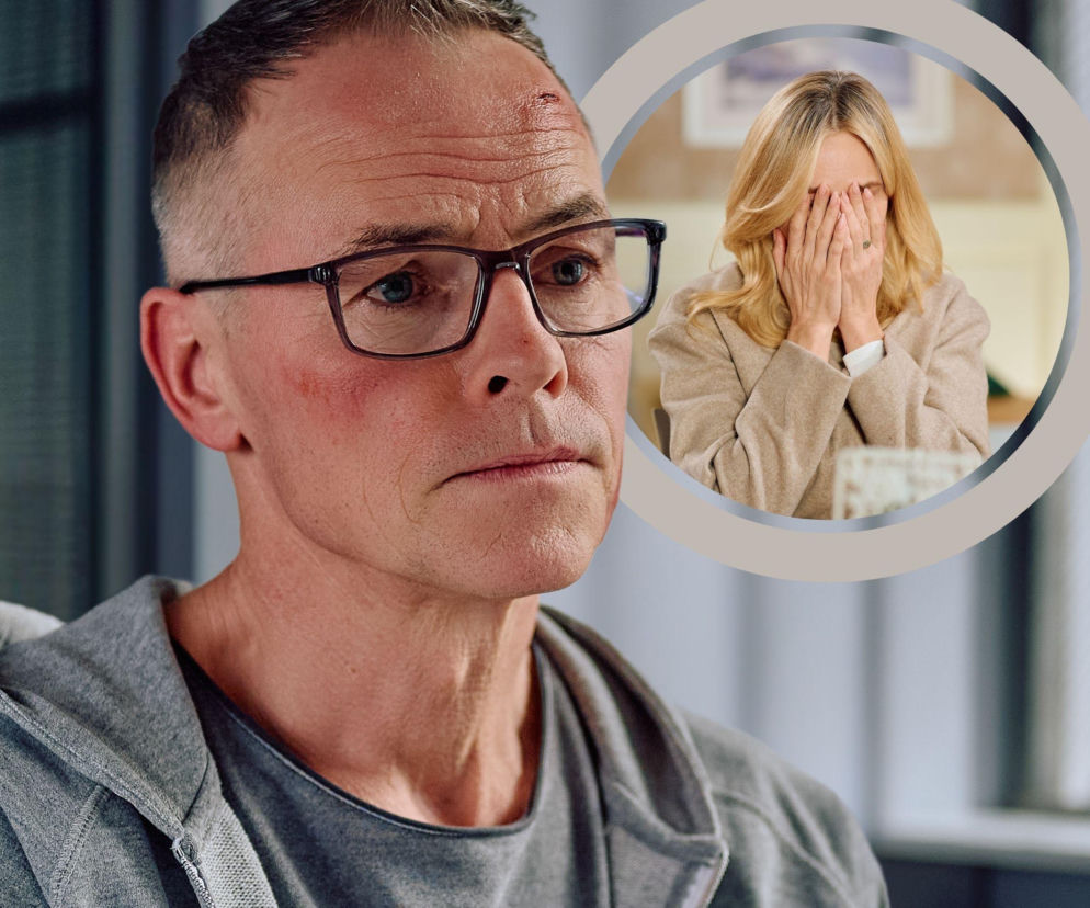 Mężczyzna w okularach, z widocznymi obrażeniami na twarzy i zadrapaniem na czole, patrzy w dal, co symbolizuje jego rozpacz i trudną sytuację prawną. W tle, w okręgu, zrozpaczona kobieta zasłania twarz dłońmi. Zdjęcie ilustruje dramatyczne wydarzenia z serialu Na Wspólnej, o których przeczytasz na portalu Super Seriale.