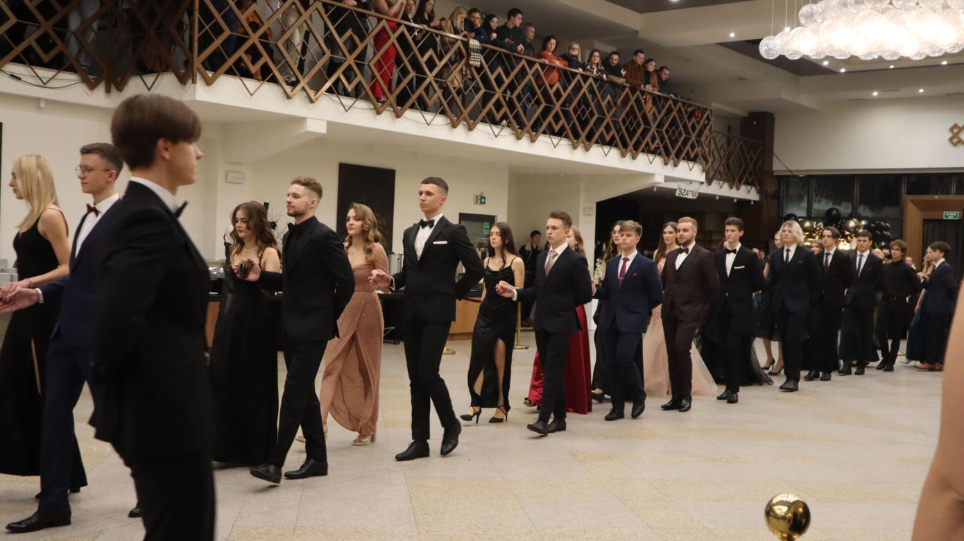 Poloneza czas zacząć! Tak bawili się uczniowie z V LO w Lublinie [GLAERIA]