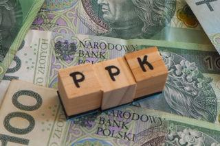 Polacy pokochali PPK. Wiele osób zamienia je na wakacyjną skarbonkę