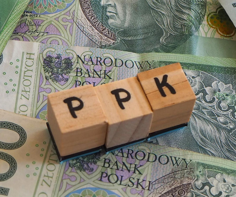 Polacy pokochali PPK. Wiele osób zamienia je na wakacyjną skarbonkę