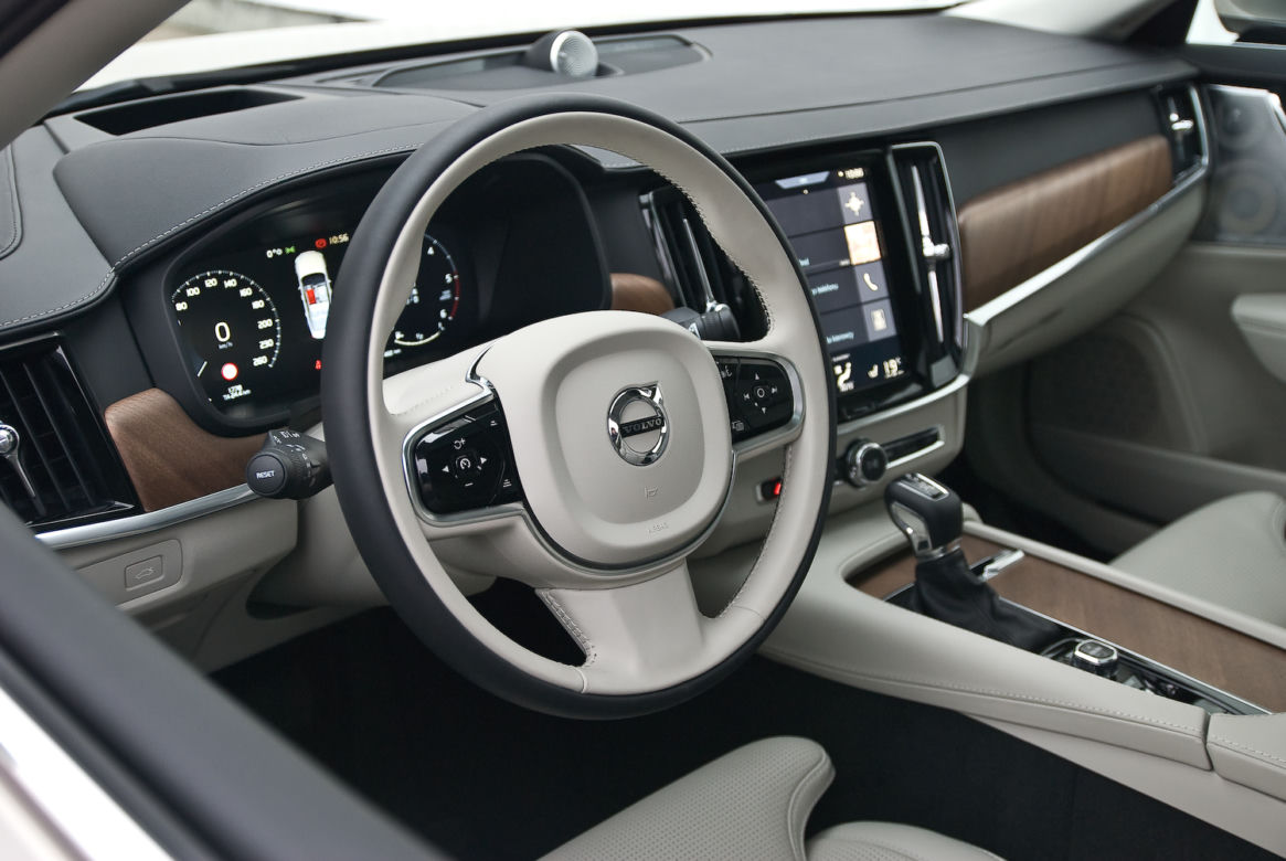Volvo S90 D4
