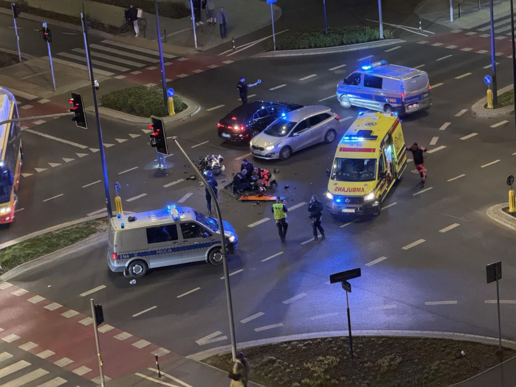 Zderzenie motocykla z radiowozem policji