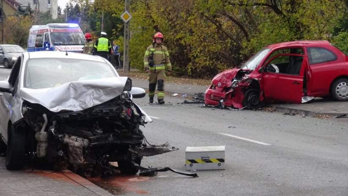 Wypadek w Rembertowie, auta roztrzaskały się czołowo. Ratownicy reanimowali kierowcę