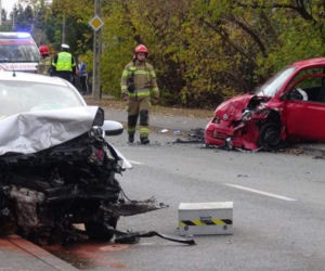 Wypadek w Rembertowie, auta roztrzaskały się czołowo. Ratownicy reanimowali kierowcę