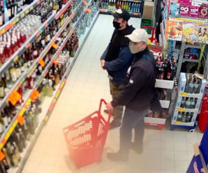 Sosnowiec: Bezczelni złodzieje okradli Biedronkę. Weszli jak po swoje. Rozpoznajesz ich? [ZDJĘCIA]