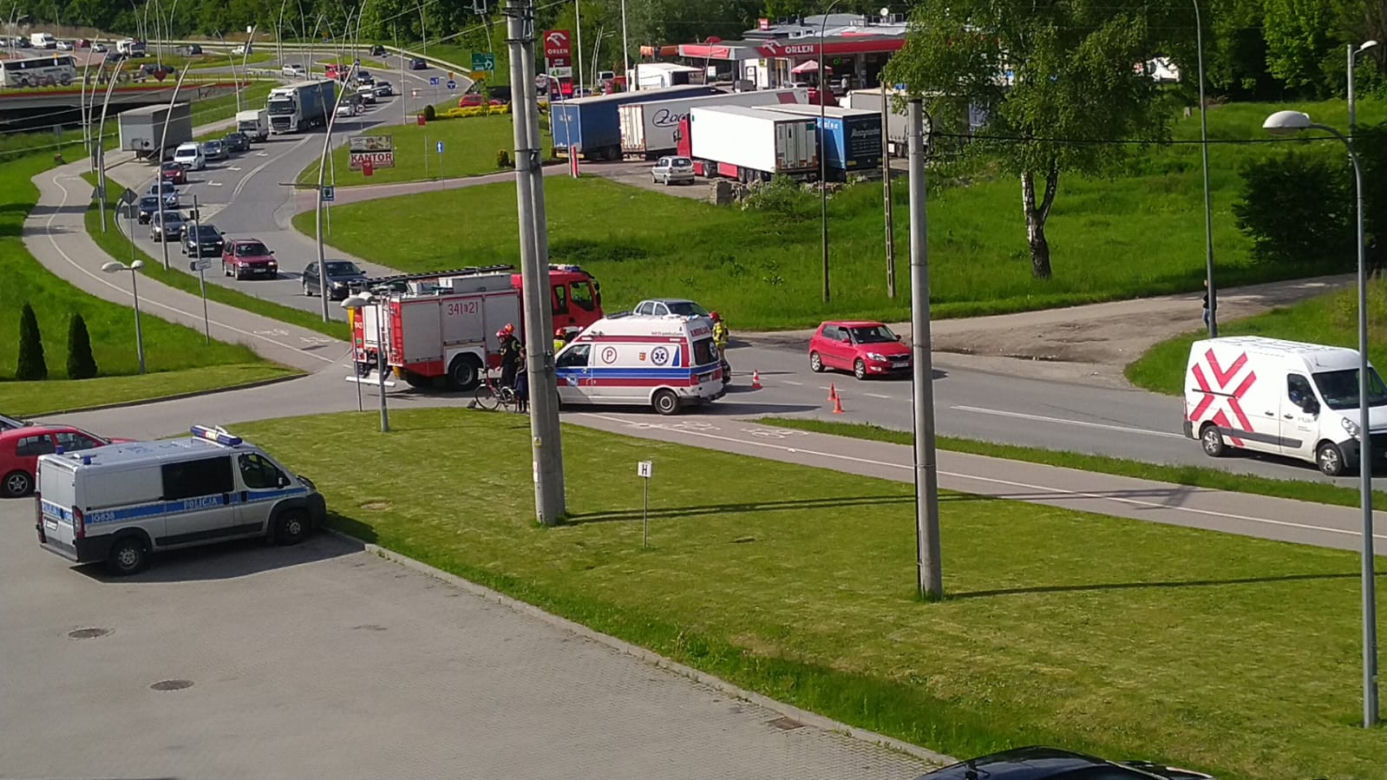 Nowy Sącz: 64-letnia rowerzystka uderzyła w osobowego citroena. Kobieta trafiła do szpitala