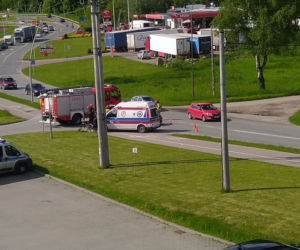 Nowy Sącz: 64-letnia rowerzystka uderzyła w osobowego citroena. Kobieta trafiła do szpitala