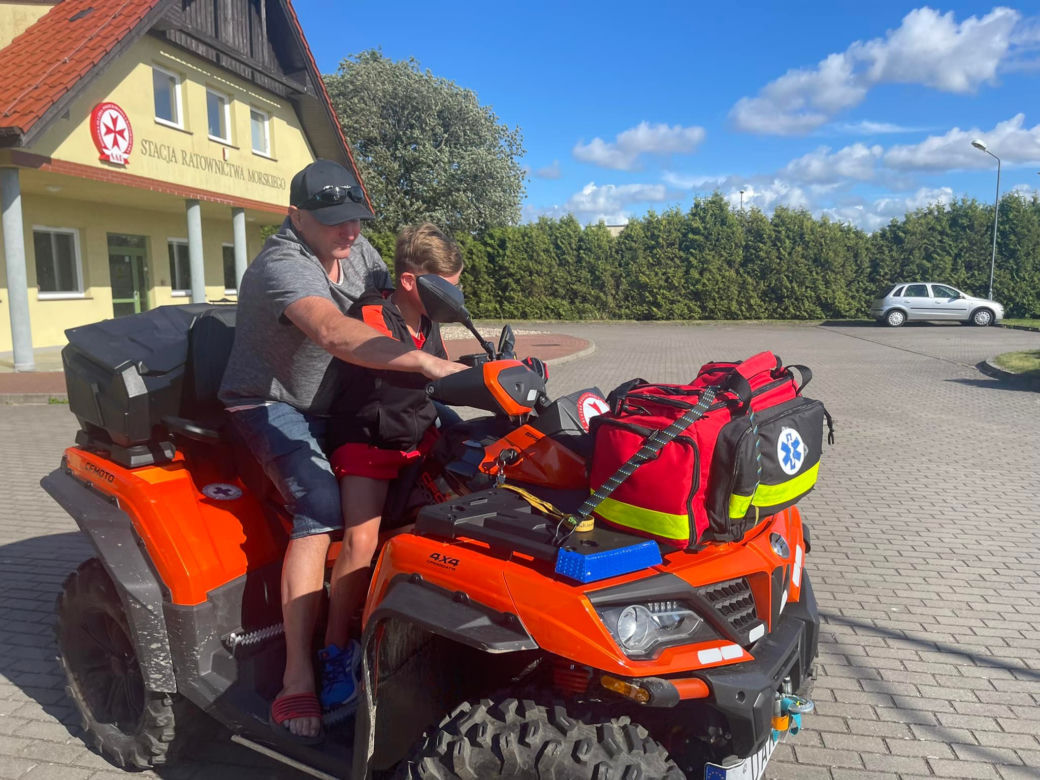 Ratownicy podziekowali Antkowi za pomoc w uratowaniu tonących