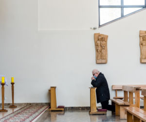 Lech Wałęsa zdjął maseczkę w kościele [ZOBACZ ZDJĘCIA]