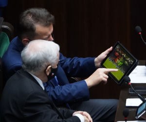 Kaczyński ogląda na tablecie oprawę Legii