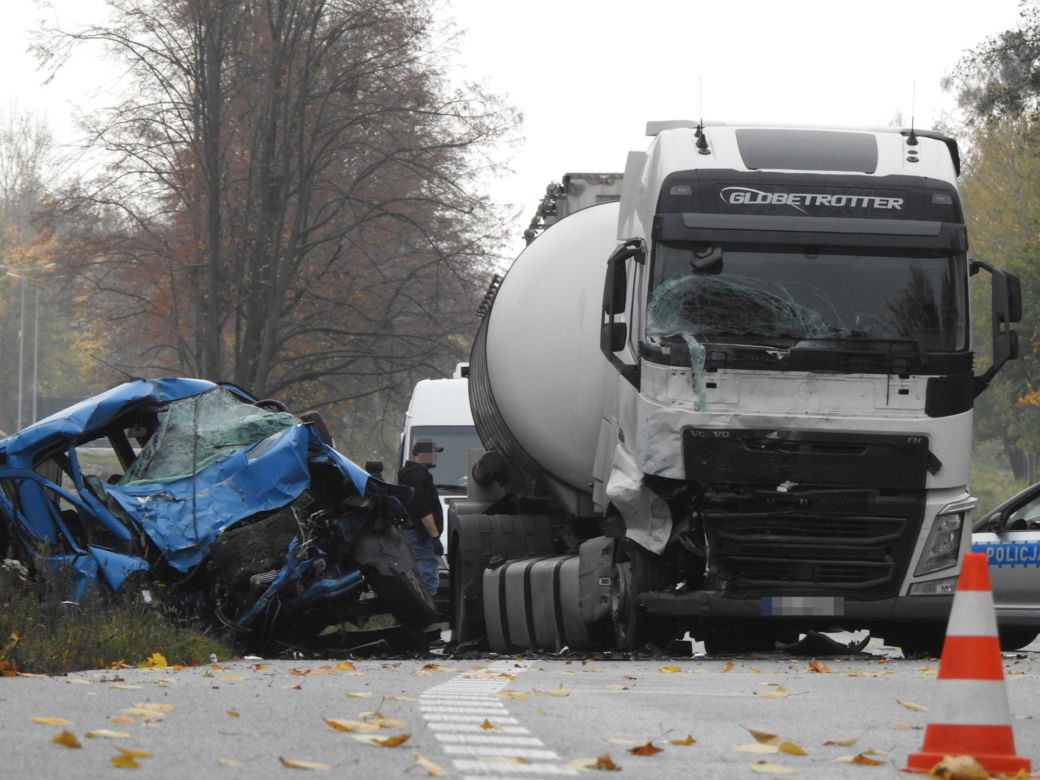 Śmiertelny wypadek na DK50. Zderzyły się dwa samochody. Dwie osoby nie żyją, dwie są ranne