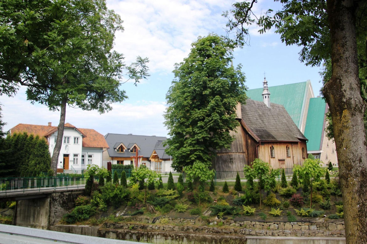 To jedna z najpiękniejszych małopolskich wsi. Kiedyś należała do dwóch zakonów