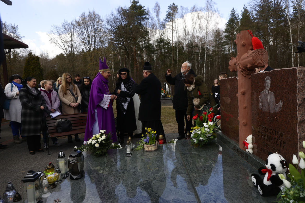 Wizyta na cmentarzu i łzy na mszy świętej. Ewa Krawczyk w pierwszą rocznicę śmierci męża