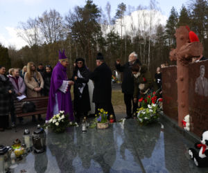 Wizyta na cmentarzu i łzy na mszy świętej. Ewa Krawczyk w pierwszą rocznicę śmierci męża