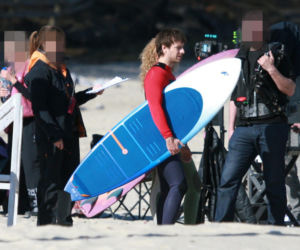 Maciej Musiał nad morzem z deską