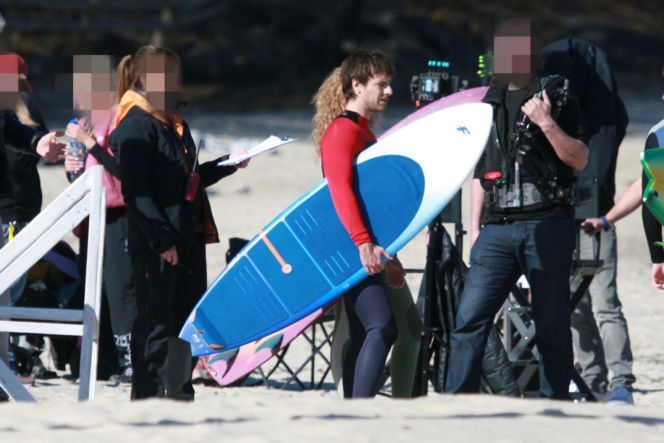 Maciej Musiał nad morzem z deską