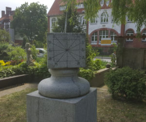 Półki bookcrossingowe w Ogrodzie Botanicznym UKW