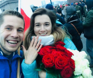 Oświadczył się na Marszu Niepodległości. Premier Mateusz Morawiecki pogratulował zaręczyn