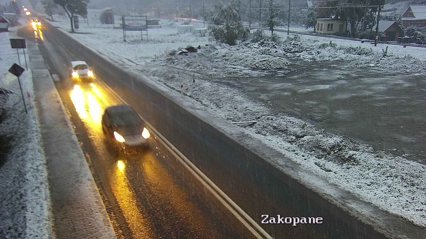 Atak zimy w Małopolsce. Drogi są białe i śliskie