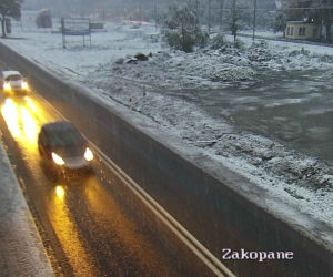 Atak zimy w Małopolsce. Drogi są białe i śliskie
