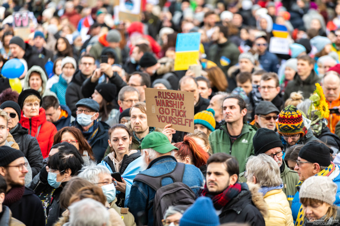Kraków solidarny z Ukrainą! Wielka manifestacja na Rynku Głównym [ZDJĘCIA]