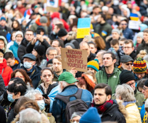 Kraków solidarny z Ukrainą! Wielka manifestacja na Rynku Głównym [ZDJĘCIA]