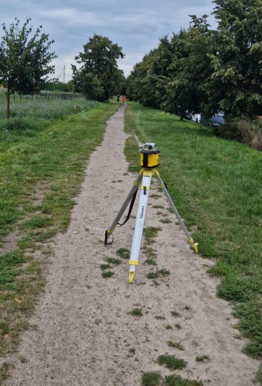 ​Na nowej ścieżce rowerowej w Lesznie już kładą asfalt [ZDJĘCIA]
