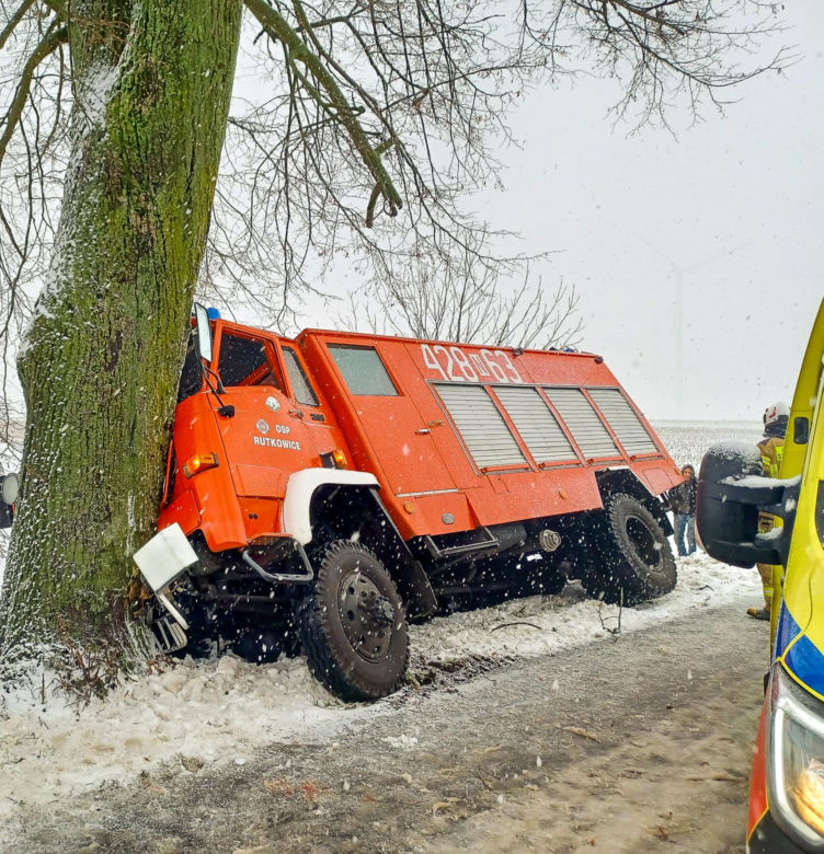Strażak z promilami, wóz strażacki rozbił się na drzewie