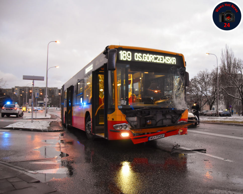 Zderzenie samochodu osobowego z autobusem. Dwoje dzieci w szpitalu