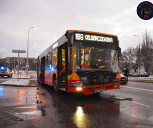 Zderzenie samochodu osobowego z autobusem. Dwoje dzieci w szpitalu