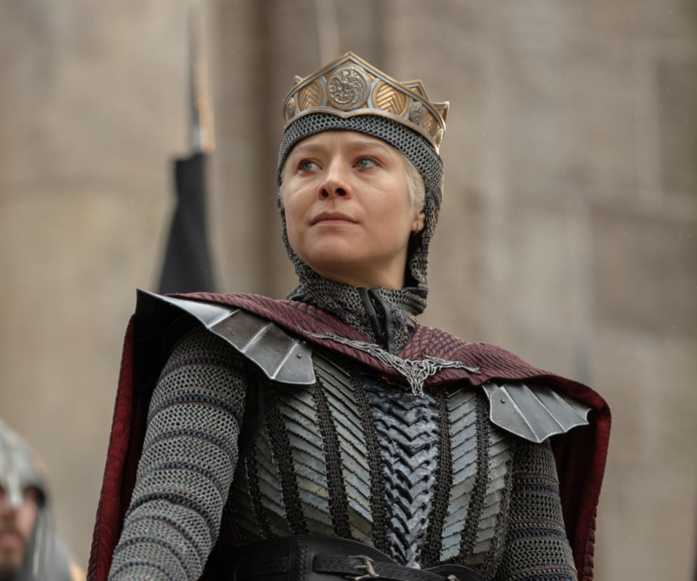 Rhaenyra Targaryen w zbroi i koronie patrzy w dal. O finałowym sezonie serialu Ród smoka przeczytasz na Eska.