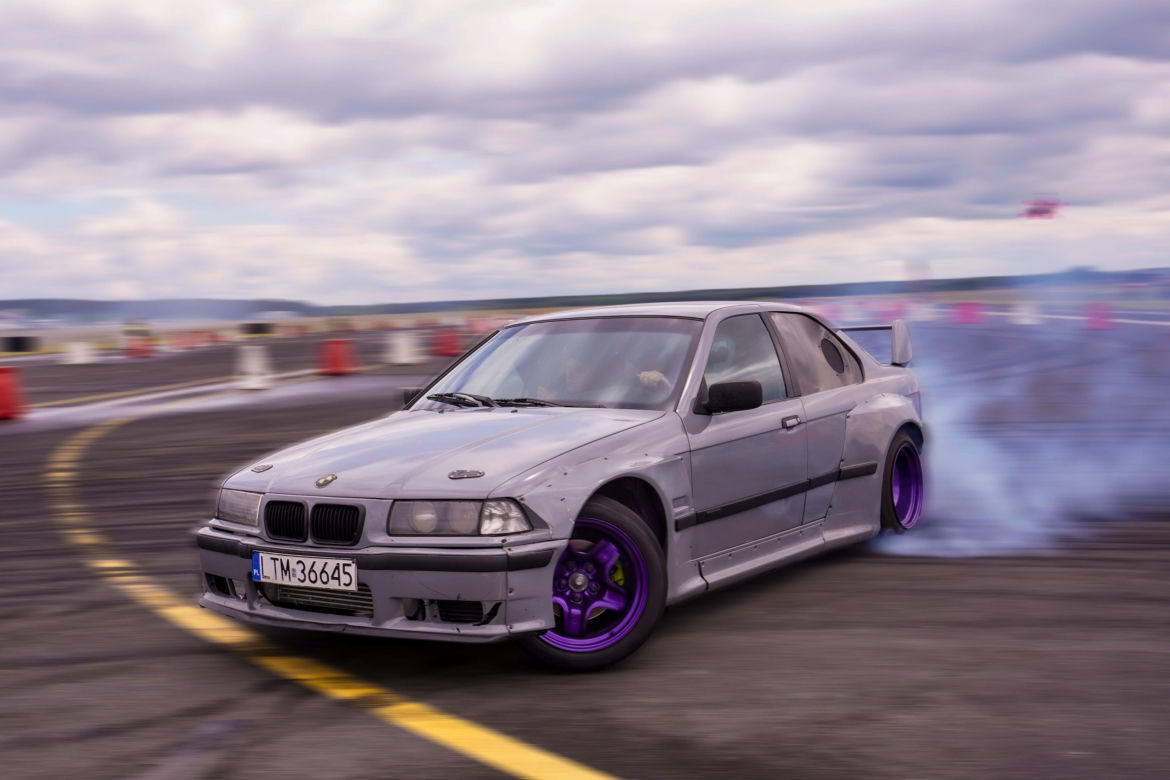 SkillZone Festiwal - motoryzacyjne emocje na lotnisku w Mielcu