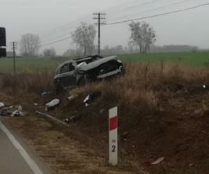 Jasionówka: Audi uderzyło w przepust drogowy. 2 osoby ranne