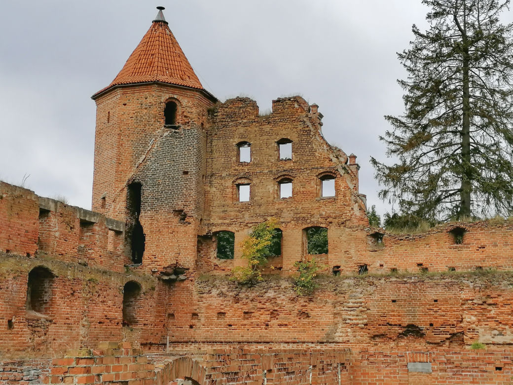 Pomarańczowi rowerzyści najechali zamek w Szymbarku