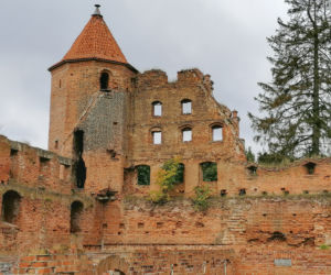 Pomarańczowi rowerzyści najechali zamek w Szymbarku