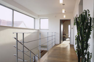 Balustrady przy schodach. Z czego i jak je wykonać? Drewno, metal i...