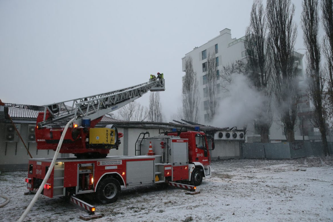 Pożar Lidla na Bielanach. 20 jednostek straży na miejscu.