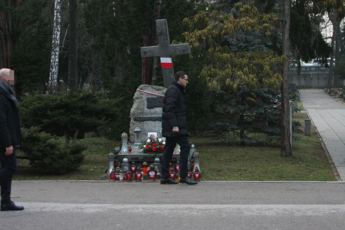 Premier modlił się przy grobie ojca