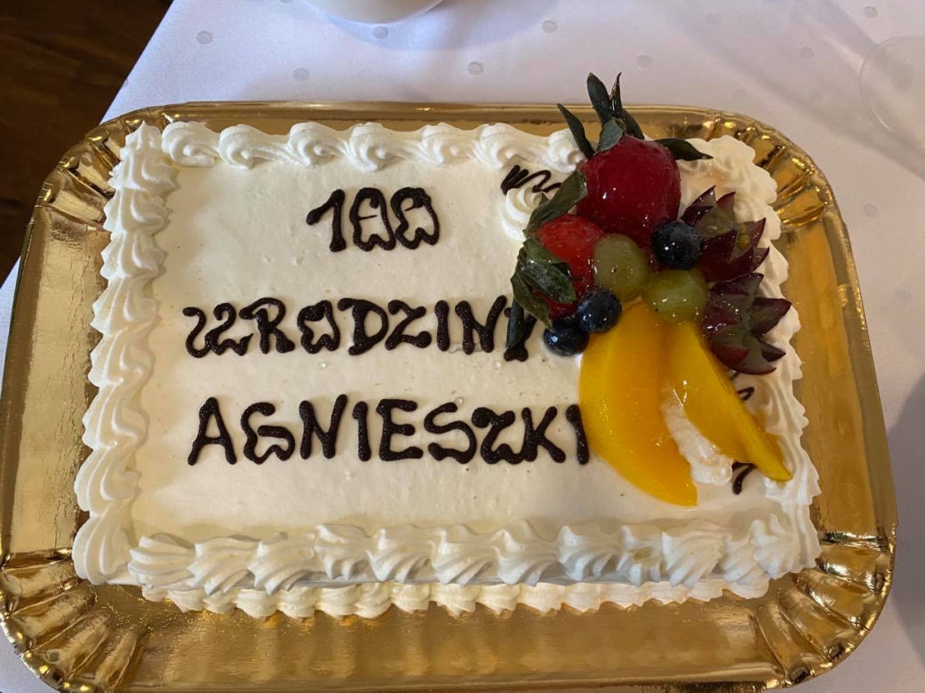 Seniorka pokonała koronawirusa, a teraz świętuje setne urodziny. Piękny jubileusz pani Agnieszki! [ZDJĘCIA]