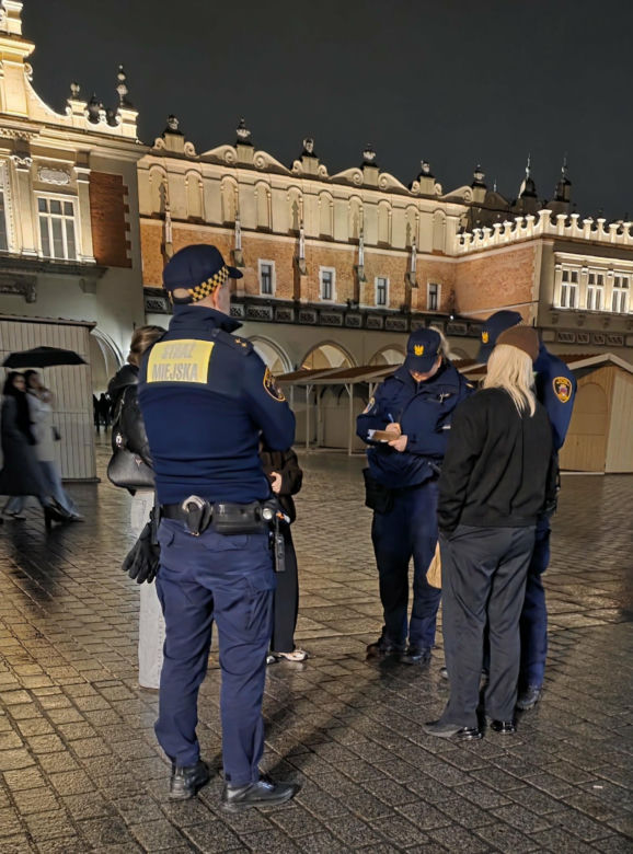 Kobieta pobita i spryskana gazem na rynku w Krakowie. Miała rozerwane ucho