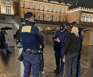 Kobieta pobita i spryskana gazem na rynku w Krakowie. Miała rozerwane ucho