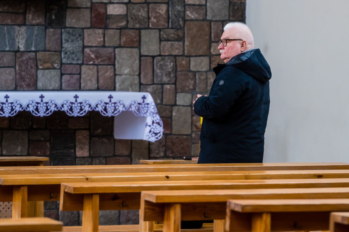 Lech Wałęsa w pustym kościele. Nie boi się koronawirusa
