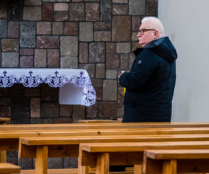 Lech Wałęsa w pustym kościele. Nie boi się koronawirusa