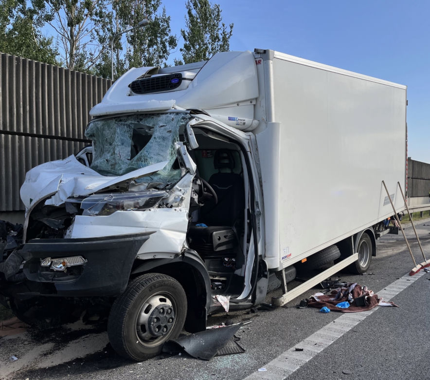 Wypadek na S8 w Wolicy. Kierowca samochodu dostawczego został zakleszczony w kabinie swojego pojazdu