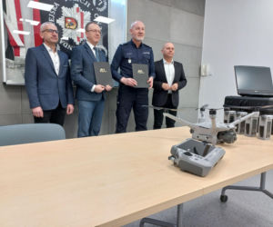 Strzeżcie się kierowcy! Komenda Miejska Policji w Lesznie dostała drona